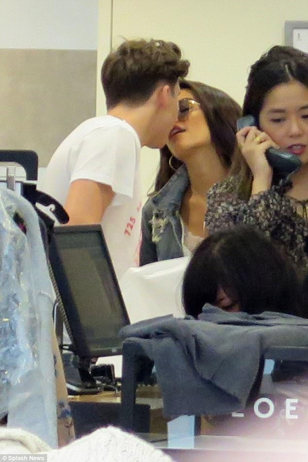 Chia tay cậu cả Beckham, mỹ nữ 17 tuổi được vây quanh bởi dàn trai sáu múi - 3