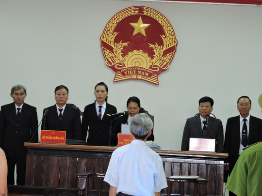 Nguyễn Khắc Thủy kêu khó thở trước phiên xử dâm ô - 1