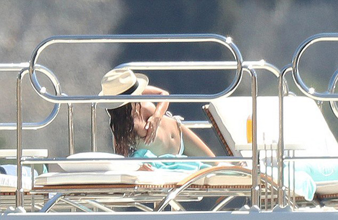 Sở thích không mặc áo của chân dài bị nhầm là bạn gái Ronaldo - 3