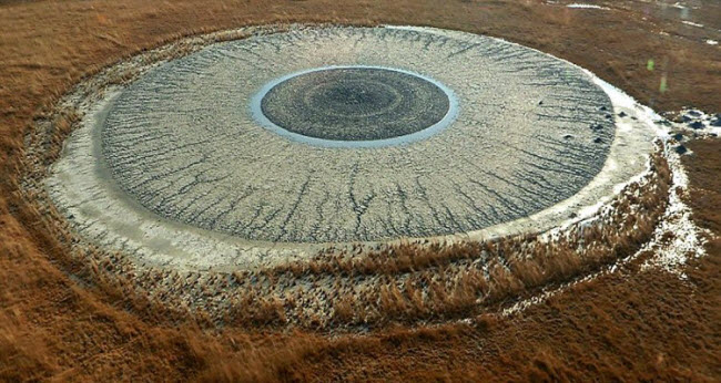 Kinh ngạc với núi lửa hình mắt người khổng lồ - 1