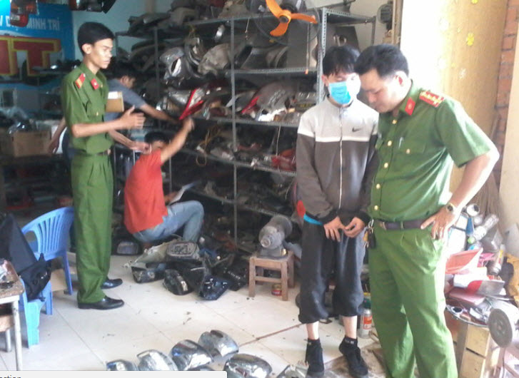 Diễn biến mới nhất vụ cảnh sát mật phục bắt kẻ bẻ hàng loạt kính xe ôtô - 2