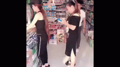 Bị tát "sấp mặt" chỉ vì chen ngang khi xếp hàng - 1