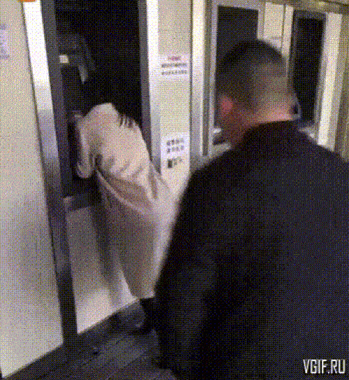 Bị tát "sấp mặt" chỉ vì chen ngang khi xếp hàng - 5