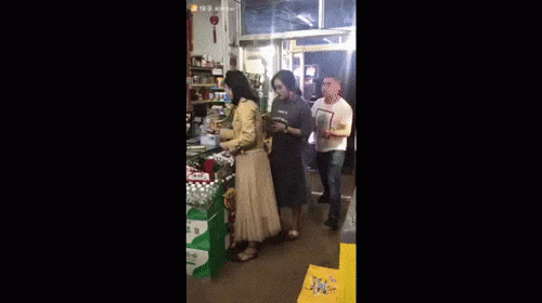 Bị tát "sấp mặt" chỉ vì chen ngang khi xếp hàng - 7