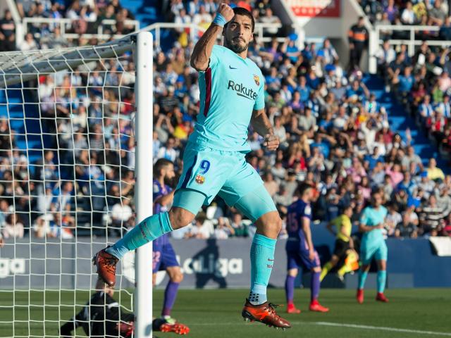 Suarez giải hạn ngày Messi “hóa đá”, Barca đạt kỉ lục… phòng ngự