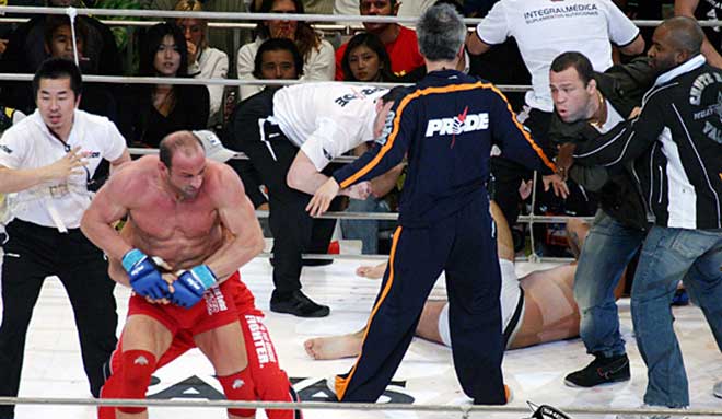 Đấu bẩn nhất MMA: Đối thủ gãy tay vẫn thừa thế đánh bồi - 1