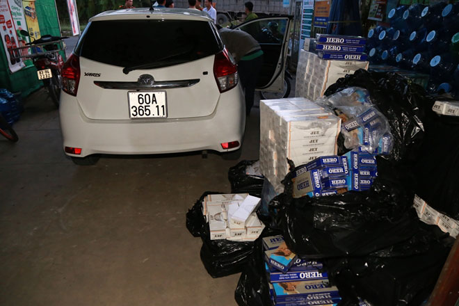 Nóng trong tuần: Bão số 14 đổ bộ đất liền, người dân vẫn đổ xô đi tắm biển - 4