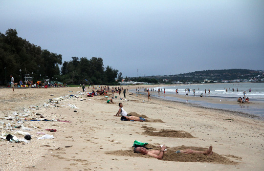 Nóng trong tuần: Bão số 14 đổ bộ đất liền, người dân vẫn đổ xô đi tắm biển - 1