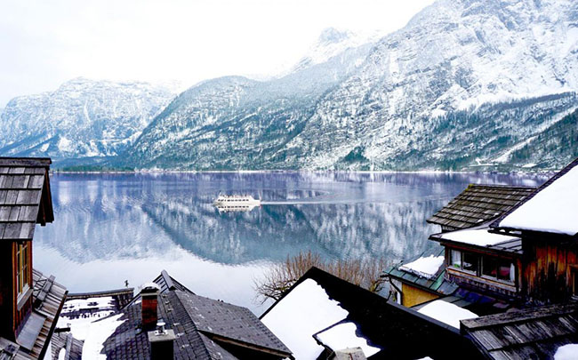  Hallstatt, Áo: Hallstatt là một ngôi làng nhỏ ven biển và là Di sản Thế giới được UNESCO công nhận. Đây là ngôi làng được bình chọn là đẹp nhất thế giới, nhất là khi vào đông, phong cảnh càng trở nên tuyệt đẹp khi núi Salzburg gần đó được bao phủ đầy tuyết.