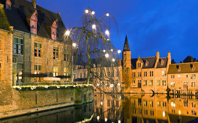 Bruges, Bỉ: Với các ngõ hẻm, nhằng nhịt kênh rạch theo kiến trúc bánh gừng, Bruges chắc chắn là đẹp nhất vào những tháng mùa đông. Hãy đến vào tháng Giêng hoặc tháng Hai khi Giáng sinh vừa qua và đã thị trấn đã bóc đi lớp đèn trang trí, bạn sẽ thấy thị trấn có vẻ đẹp đơn sơ của chính nó với những tòa lâu đài cổ nhiều hơn bất kỳ nơi đâu đang soi bóng xuống mặt nước lung linh.