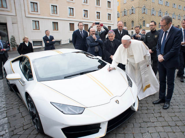 Giáo hoàng từ chối quà tặng xe Lamborghini Huracan - 1