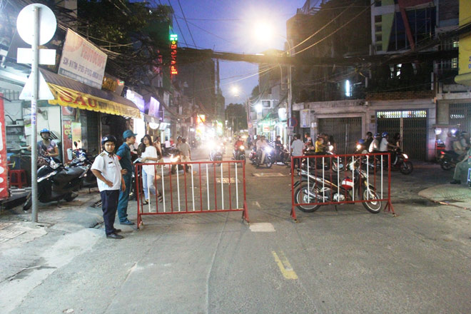 Người đi đường tháo chạy thục mạng vì sự cố “trên trời” - 2