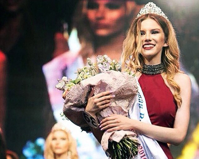 Cô nàng đăng quang ngôi á hậu trong cuộc thi Miss Moscow năm 17 tuổi.