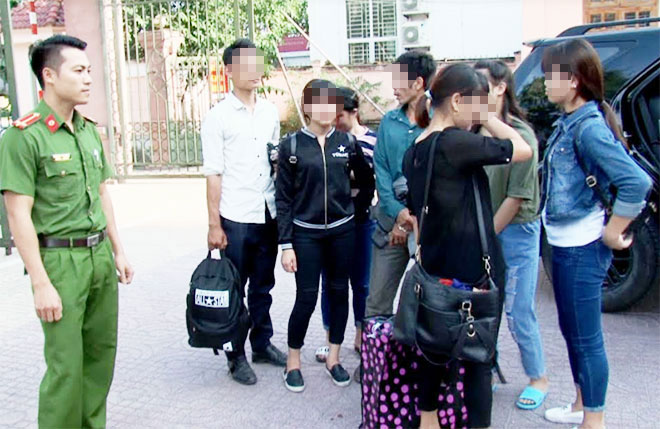 Giải cứu 4 thiếu nữ bị lừa bán sang Trung Quốc làm gái mại dâm - 1