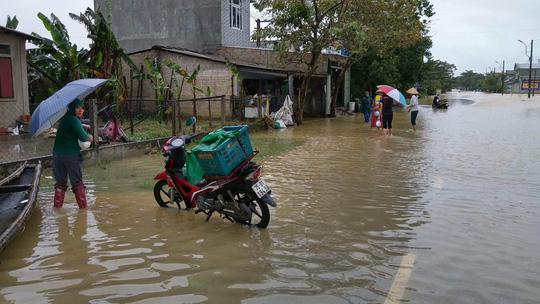 Miền Trung: Mưa lớn, các thủy điện xả lũ, nhiều vùng bị chia cắt - 3