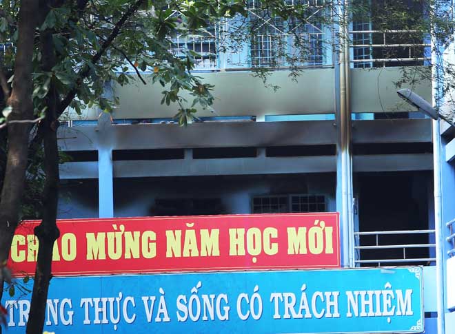 Khói lửa ngùn ngụt trong trường học, hàng trăm học sinh ở SG tháo chạy - 3