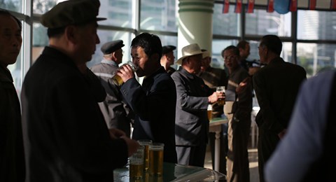 Bị cấm vận bủa vây, Triều Tiên cấm tổ chức uống bia rượu, hát múa - 1