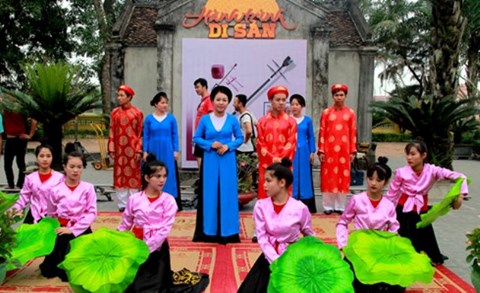 Cô giáo trẻ dạy Anh văn bằng những điệu ví dặm sâu lắng - 2