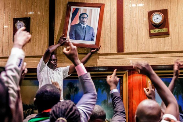Tổng thống 93 tuổi Zimbabwe từ chức, chấm dứt 37 năm cầm quyền - 1