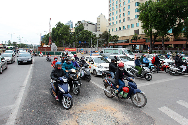 HN: Thi công cầu vượt An Dương - Thanh Niên, đường Nghi Tàm ùn tắc kéo dài - 3