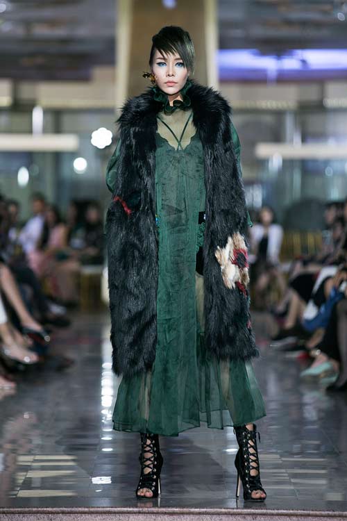 "Bà mẹ 1 con" Hồng Quế tròn trịa vẫn xinh đẹp rạng ngời khi trở lại sàn diễn - 12