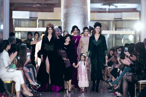 "Bà mẹ 1 con" Hồng Quế tròn trịa vẫn xinh đẹp rạng ngời khi trở lại sàn diễn - 4