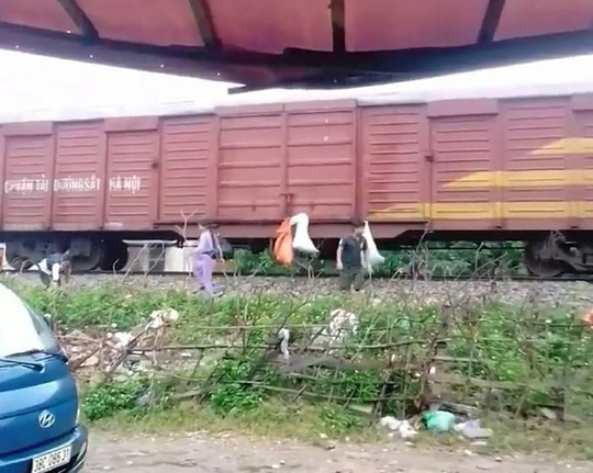 Nóng 24h qua: Nhặt được hàng nghìn USD, cụ ông nhờ công an tìm người đánh rơi - 3