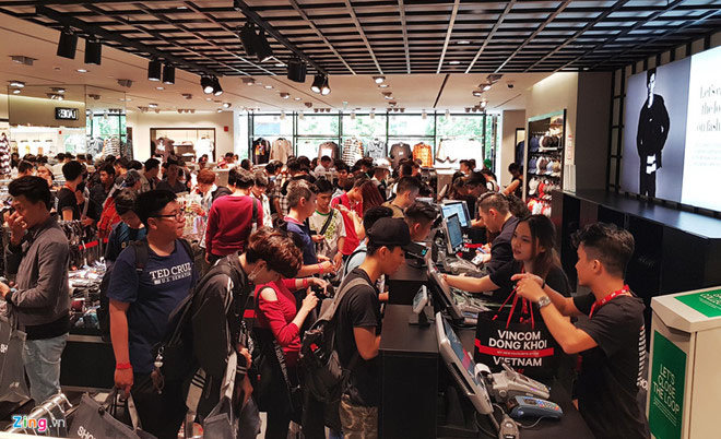 Gần 2.000 gian hàng ngập tràn ưu đãi trong dịp Vincom Black Friday 2017 - 1