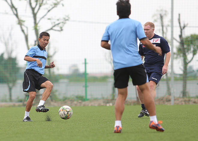 Giggs, Scholes ban bật chóng mặt trước cựu ngôi sao tuyển Việt Nam - 3