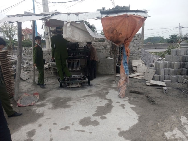 Một phụ nữ xấu số bị cuốn vào máy trộn bê tông - 4