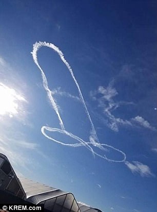 Video phi công hải quân Mỹ “vẽ bậy” trên trời gây phẫn nộ - 1