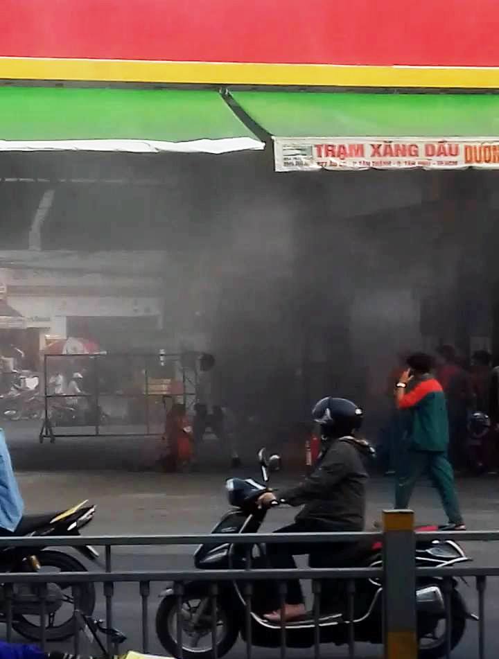 Cháy, nổ cây xăng ở Sài Gòn, khách bỏ xe tháo chạy - 1