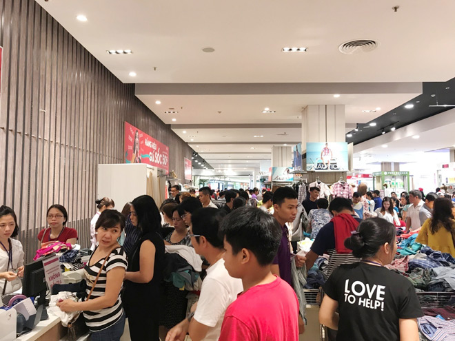Cơn bão hàng hiệu khuấy động Aeon Long Biên - 1