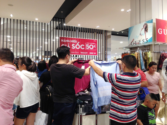 Cơn bão hàng hiệu khuấy động Aeon Long Biên - 2