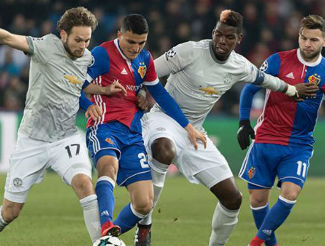 Thua sốc Basel, đội quân Mourinho ê chề về nước: Ibra thẫn thờ, Fellaini cúi gằm - 5