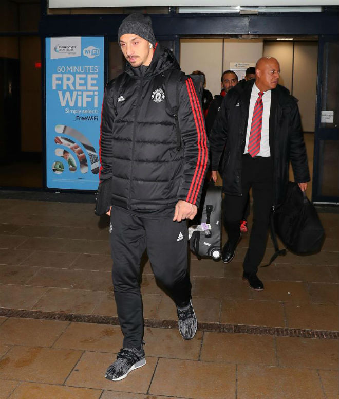 Thua sốc Basel, đội quân Mourinho ê chề về nước: Ibra thẫn thờ, Fellaini cúi gằm - 2