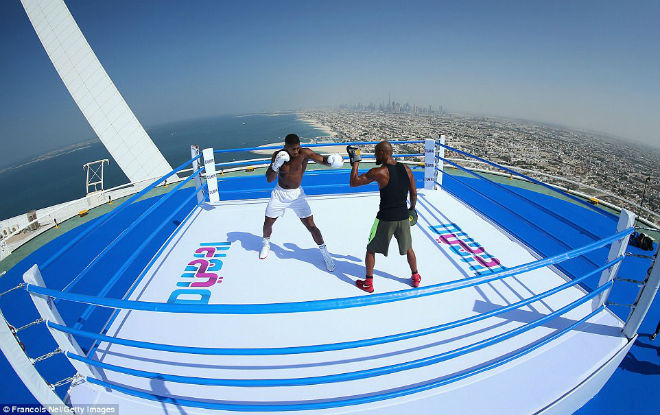 “Vua boxing” Joshua chơi trội: Luyện công trên võ đài hiểm nhất thế giới - 1