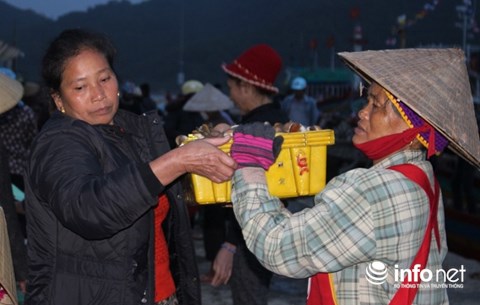 "Nữ phu" trắng đêm đội cá nơi cửa biển! - 3