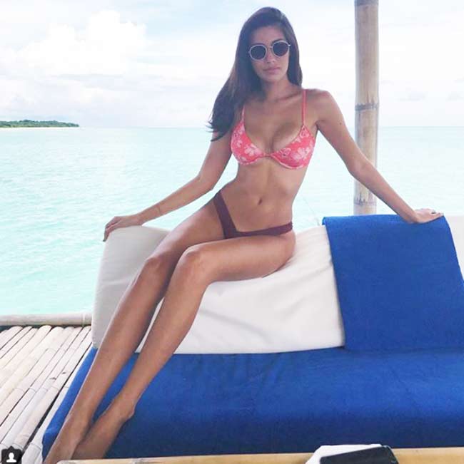 Andrea Torres phô diễn đôi chân dài thẳng tắp cới bikini 2 màu.