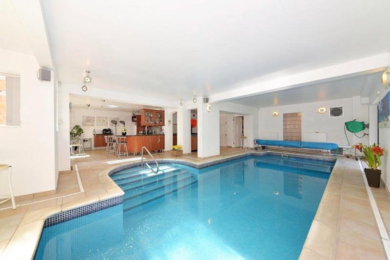 Mang bể bơi, phòng xông hơi vào bếp, ngôi nhà được "hét"...70 tỷ đồng - 2