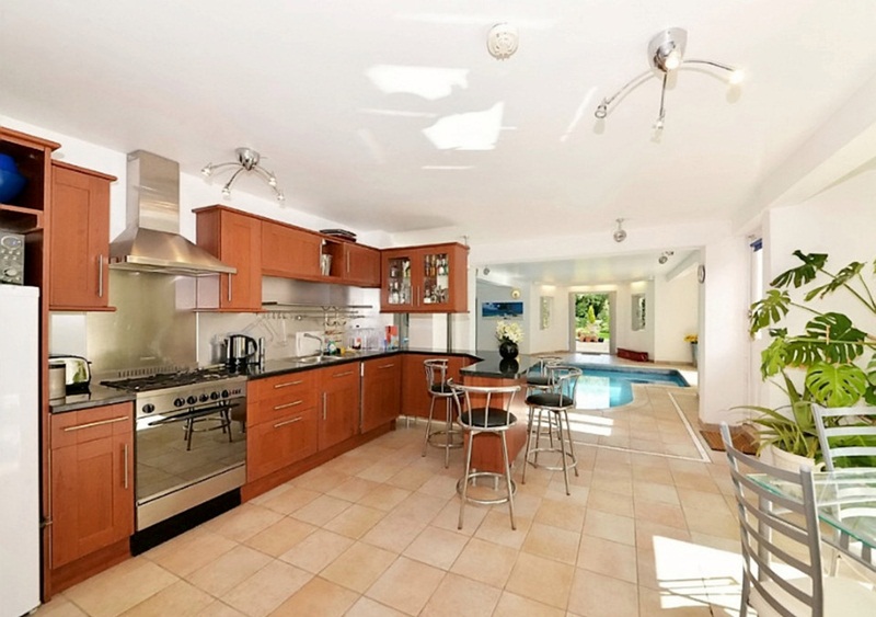 Mang bể bơi, phòng xông hơi vào bếp, ngôi nhà được "hét"...70 tỷ đồng - 3