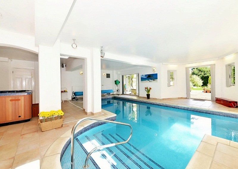 Mang bể bơi, phòng xông hơi vào bếp, ngôi nhà được "hét"...70 tỷ đồng - 4