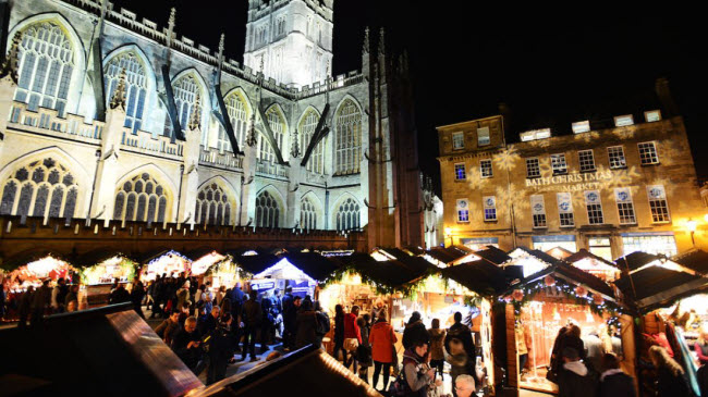 Chợ Giáng sinh Bath, Anh: Khu chợ có hơn 170 gian hàng bằng gỗ, bán các mặt hàng thủ công Anh quốc.