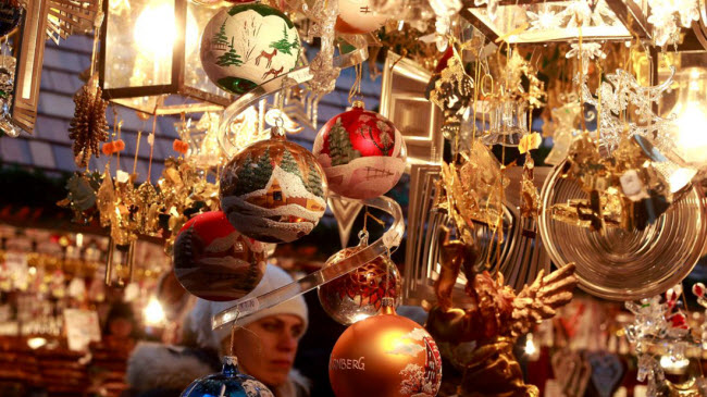 Chợ Giáng sinh ở Nuremberg, Đức: Chỉ các đồ chơi thủ công truyền thống và hàng hóa phục vụ kỳ nghỉ lễ được bán tại đây. Trong khi đó, chợ không cho phép bán các sản phẩm từ nhựa và được sản xuất hàng loạt.