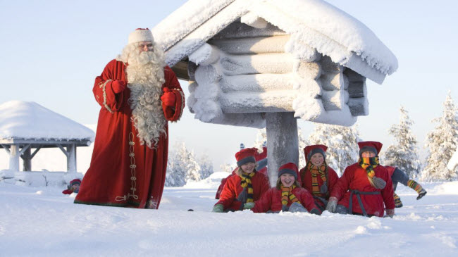 Rovaniemi, Phần Lan: Đối với người Phần Lan, Rovaniemi nằm ở phía bắc của vòng Bắc Cực được coi là trung tâm của Giáng sinh. Tại đây, trẻ em học làm bánh gừng cùng ông già Noel, tham gia trường Elf và viết những điều ước bằng bút lông truyền thống.
