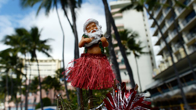 Hawaii, Mỹ: "Mele Kalikimaka" là lời chào Giáng sinh của người Hawaii trở nên nổi tiếng nhờ một ca khúc của Bing Crosby vào năm 1950. Điều duy nhất còn thiếu tại Hawaii là tuyết để tạo nên kỳ Giáng sinh hoàn hảo.