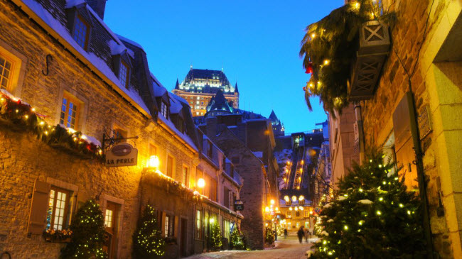 Old Quebec, Canada: Khu phố cổ này được biến thành một ngôi làng Giáng sinh theo câu chuyện Charles Dickens.
