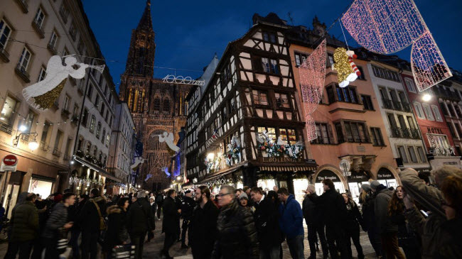 Strasbourg, Pháp: Các ngôi làng được trang trí theo chủ đề Giáng sinh đã biến thành phố thành xứ sở thần tiên huyền ảo.
