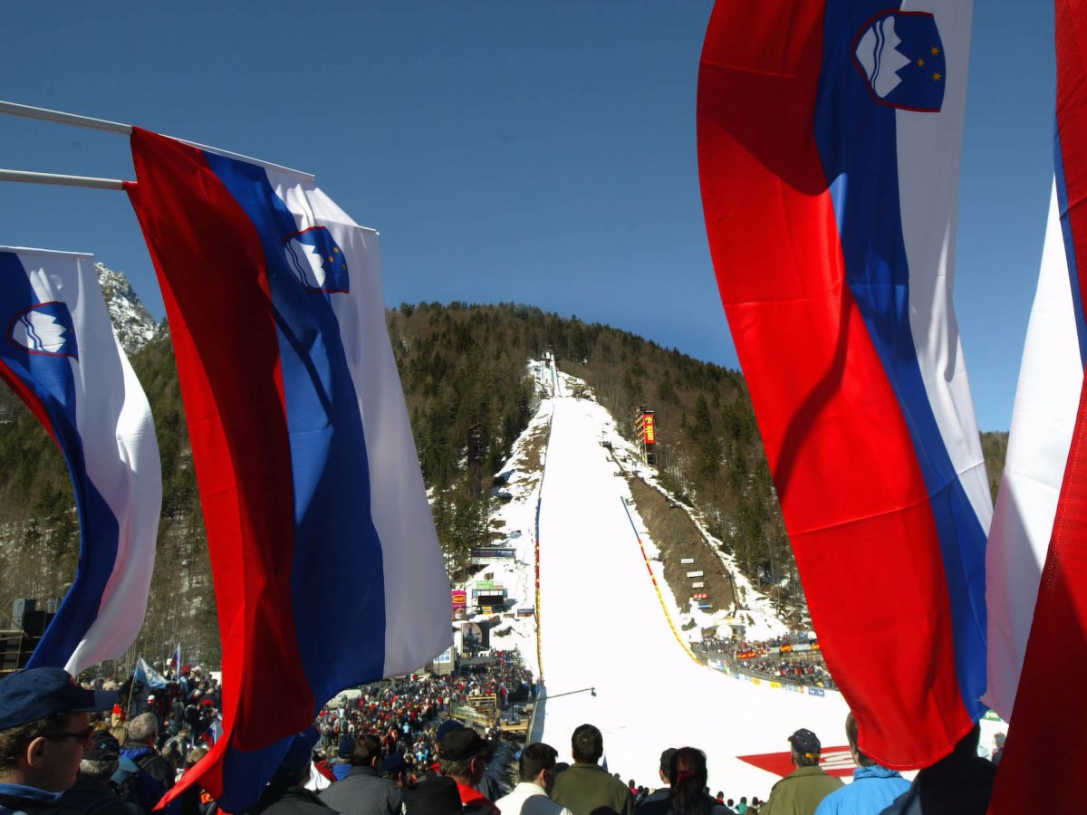 Những quốc gia có hộ chiếu “quyền lực” nhất thế giới - 5