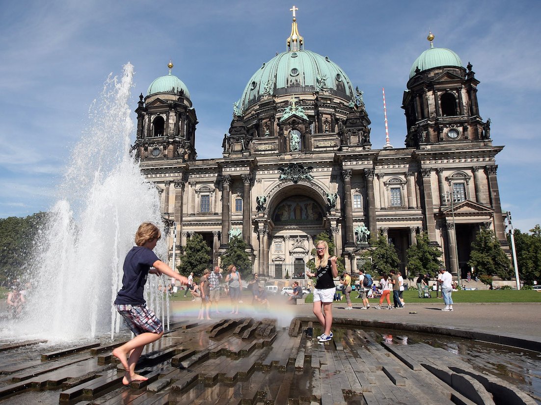 Những quốc gia có hộ chiếu “quyền lực” nhất thế giới - 14